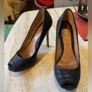 L.A.M.B. By Gwen Stefani black leather shoe open pee toe heels
